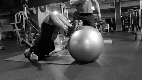 Hips-Up-Lying-Leg-Curls-with-feet-on-stability-ball-b