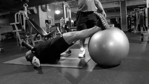 Hips-Up-Lying-Leg-Curls-with-feet-on-stability-ball